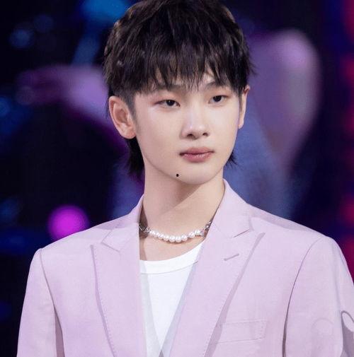 娱乐吃瓜姐黄明昊,娱乐吃瓜界的“瓜王”传奇 第3张 娱乐吃瓜姐黄明昊,娱乐吃瓜界的“瓜王”传奇 第3张